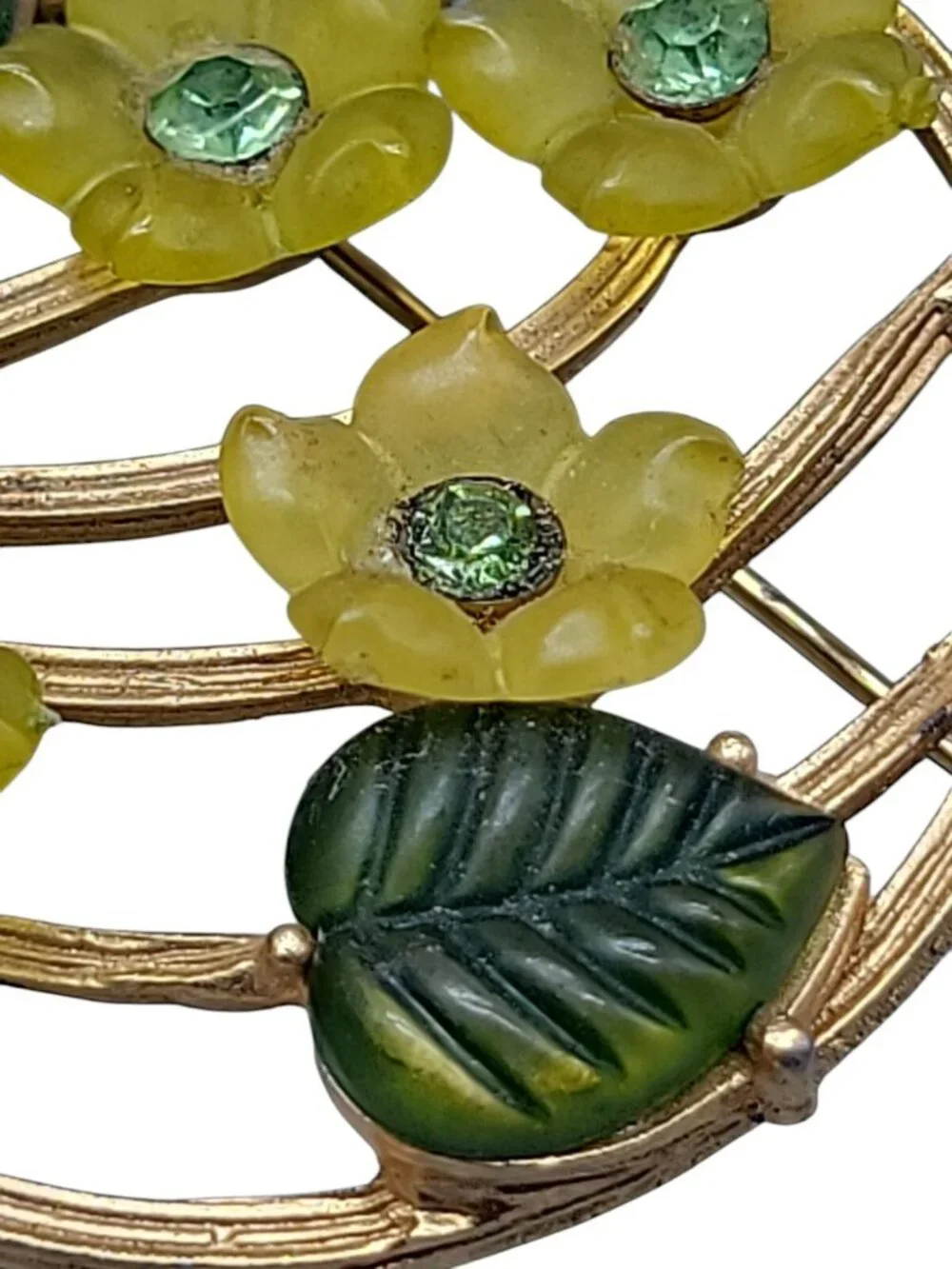 VTG Lucite Flower Wreath Brooch Gold Tone Molded Glass Leaf Circle Pin Unsigned
